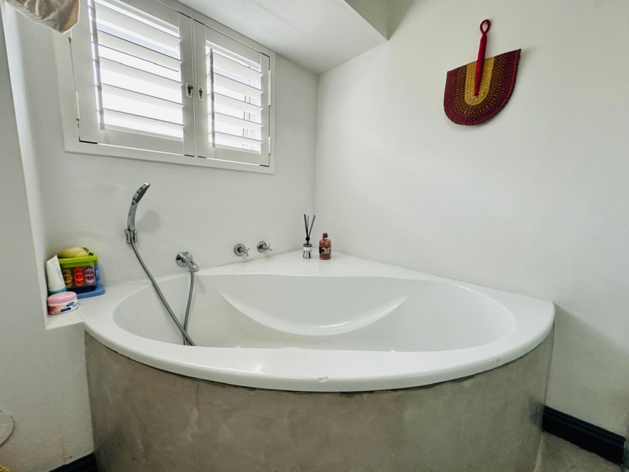 3 Bedroom Property for Sale in Sea Point Western Cape